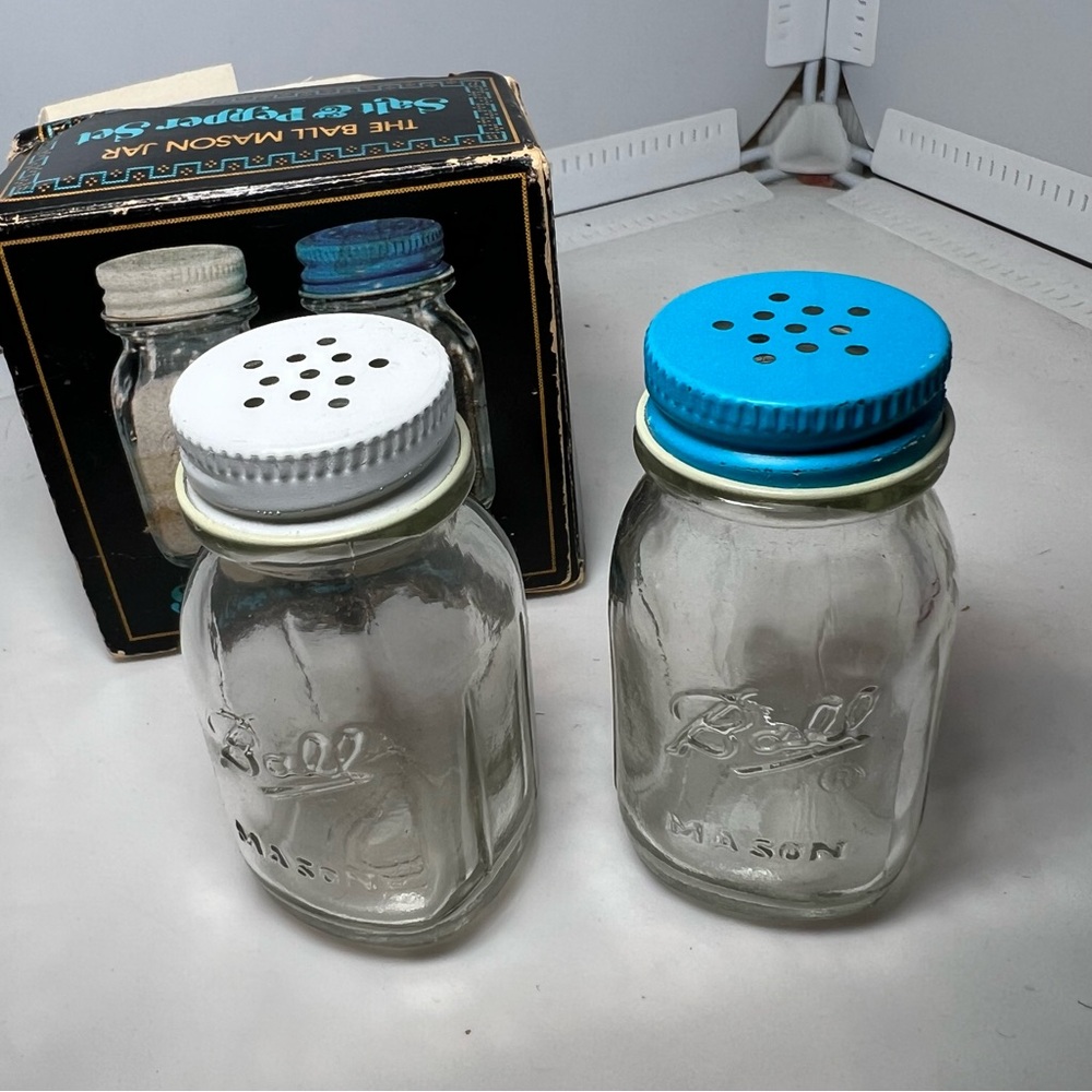 Mini Ball Mason Jar Salt & Pepper Shakers Set –Vintage Style Glass w/ Lids